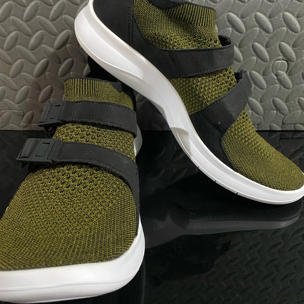 NIKE AIR SOCKRACER FLYKNIT size 10.5